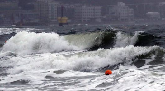 제5호 태풍 '장미'가 북상함에 따라 부산지역에 태풍주의보가 발효된 10일 오후 해운대해수욕장에 거센 파도가 몰아치고 있다. 송봉근 기자