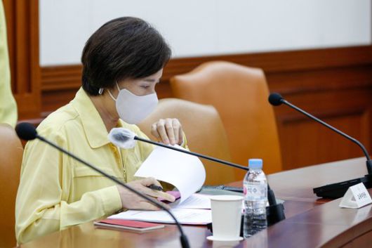 유은혜 사회부총리 겸 교육부 장관이 16일 서울 종로구 정부서울청사에서 열린 신종 코로나바이러스 감염증(코로나19) 대응 중앙재난안전대책본부 회의에 참석하고 있다. 뉴스1