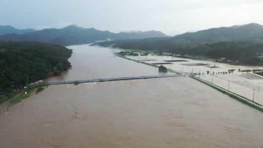 최근 용담댐 방류로 하류지역인 금산군 농경지가 물에 잠겼다. 중앙포토