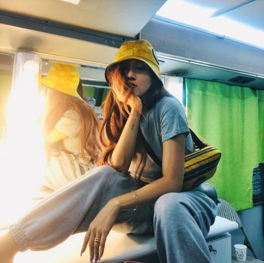 회색 트레이닝복 차림의 화사. 사진 화사 인스타그램