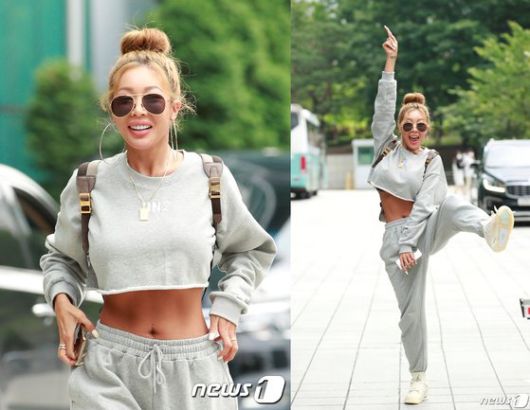 가수 제시의 출근길 패션. 평소 몸매가 드러나는 옷을 즐겨 입었던 그였지만, 최근엔 헐렁한 회색 트레이닝복을 입은 모습을 여러 곳에서 발견할 수 있다. 사진 뉴스1