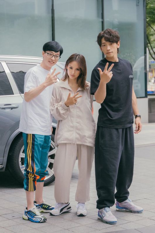 이효리, 유재석, 비가 결성한 프로젝트 그룹 '싹쓰리'의 가요 방송프로그램 출근길. 이효리는 이날 유재석이나 비보다 더 헐렁한 트레이닝복을 입었다. 사진 MBC '놀면 뭐 하니'