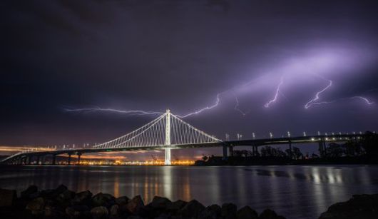 16일 샌프란시스코의 베이 브릿지 위로 폭풍우를 동반한 번개가 치고 있다. [AP=연합뉴스]