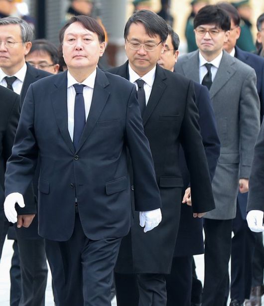 지난 1월 2일 윤석열 검찰총장(왼쪽부터), 강남일 차장검사, 한동훈 반부패·강력부장을 비롯한 검찰 관계자들이 서울 동작구 국립서울현충원을 방문해 참배를 위해 현충탑으로 향하고 있는 모습. [연합뉴스]