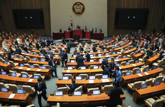 지난 4일 오후 서울 여의도 국회에서 열린 제380회국회(임시회) 제8차 본회의에서 여야 의원들이 산회가 선포되자 본회의장을 나서고 있다. [뉴스1]