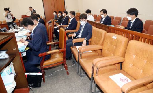 20일 오전 국회에서 열린 기획재정위원회 전체회의가 사회적 거리두기를 실시하며 회의 진행을 하고 있다. 오종택 기자