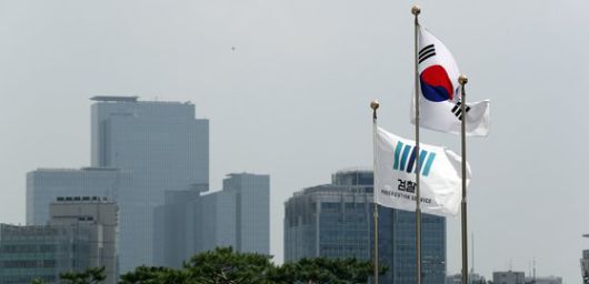 서울 서초구 대검찰청에 걸린 검찰 깃발 뒤로 삼성 서초사옥이 보이고 있다. [뉴스1]