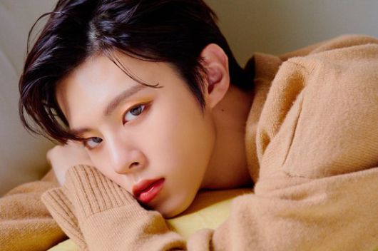 화장품 브랜드 '클리오'의 모델 김우석. 립스틱을 주력 제품으로 하는 뷰티 광고를 제작했다. 사진 클리오
