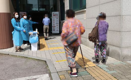 17일 오전 서울 중랑구 중랑노인종합복지관에서 노인들이 신종코로나바이러스감염증(코로나19) 검사를 위해 임시 선별진료소로 향하고 있다. 연합뉴스