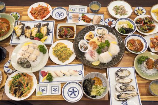 경남 통영의 흔한 다찌 상차림. 제철 해산물로 가득한 다찌는 밥상이 아니라 술상이다. '통영다찌'의 차림상이다. 백종현 기자