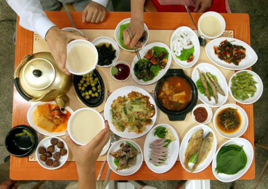 전북 전주 삼천동의 막걸리 집 '용진의 한상 차림. 막걸리 주전자를 비우는 만큼 술상 접시가 늘어난다. [중앙포토]