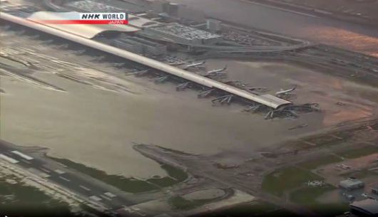 2년 전인 2018년 태풍 제비의 영향으로 침수된 일본 오사카 간사이 공항 모습. [NHK 화면 캡쳐]