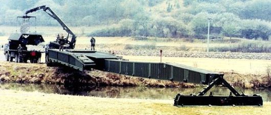 독일 육군이 운용하는 스왈로드빔 방식의 EFB 전술교량 [ armedconflicts.com]