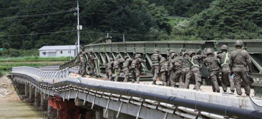 육군 3군단 교량대대 장병들이 간편 조립교를 구축하고 있다. [육군 제공]