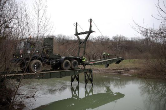 다리를 이용하여 중간을 지지할 수 있는 러시아의 TMM 3 전술교량 [reddit.com]