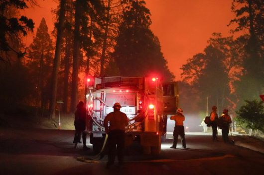 6일(현지시간) 미국 캘리포니아주(州) 소방관들이 산불을 잡기 위해 주 남부 지역에 집결했다. [AP=연합뉴스]