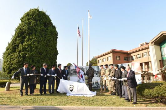 2017년 10월 16일 경기도 의정부 시내 미군기지인 캠프 레드클라우드(Camp Red Cloud)에서 열린 미 2사단 창설 100주년 기념 조형물 제막식에서 참석자들이 동상을 덮었던 천을 벗기고 있다. [사진 경기도북부청]