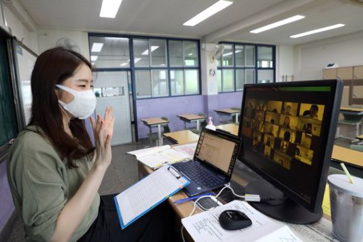 서울 강남구 봉은중학교에서 수학 교사가 원격수업을 하고 있다. 뉴스1
