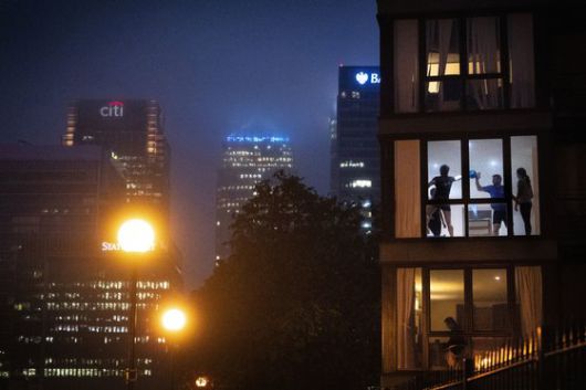 지난 4월 봉쇄령이 내려진 영국 런던 도심의 밤. 영국에서 재택근무가 늘면서 런던 등 복잡한 대도시를 떠나 쾌적한 도심 외곽 주택으로 이동하는 사람들이 늘고 있다. [AP=연합뉴스]