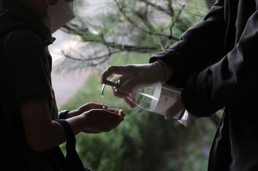 수도권 유치원·초·중·고등학교 등교수업이 재개된 21일 오전 경기도 군포시 한얼초등학교에서 학생들이 손 소독하며 등교하고 있다. 뉴스1