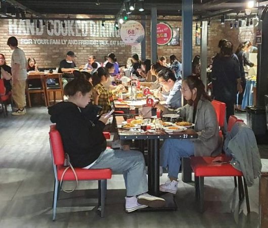 왕징 교문호텔에 위치한 한국식당 '와라와라'(WARAWARA). 1일 점심시간, 중국인들로 빈 자리가 없다. 박성훈 특파원