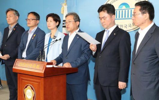 지난해 더불어민주당 국회 법제사법위원회 소속 위원들이 국회 정론관에서 윤석열 검찰총장 후보자 인사청문회에 대한 기자회견을 열고 "검찰을 이끌어나갈 적임자"라고 밝혔다. 왼쪽부터 표창원·박주민·백혜련·송기헌·김종민·정성호 의원. 연합뉴스