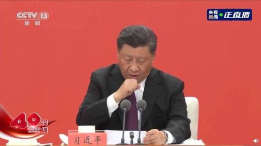 시진핑 중국 국가주석이 14일 선전 경제특구 건립 40주년 기념식에서 연설하던 중 기침을 하고 있다. 이 장면을 생중계하던 CCTV는 화면을 내빈석 쪽으로 빠르게 돌렸다. [타이완뉴스 갈무리]