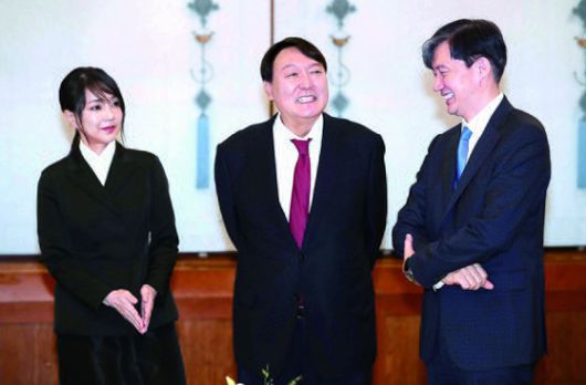 윤석열 신임 검찰총장과 부인 김건희 씨가 지난해 7월 청와대 본관에서 검찰총장 임명장 수여식 시작을 기다리며 조국 민정수석과 대화하고 있다. 정부 여당과 윤 총장의 관계는 180도 달라졌다. 뉴시스