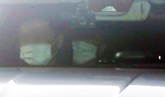 윤석열 검찰총장이 19일 오전 서울 서초구 대검찰청으로 차량에 탄 채 출근하고 있다. [뉴스1]