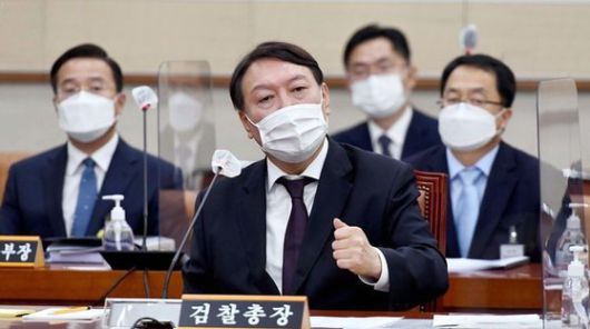 윤석열 검찰총장이 22일 서울 여의도 국회에서 열린 법제사법위원회의 대검찰청에 대한 국정감사에서 의원의 질의에 답변하고 있다. 뉴시스