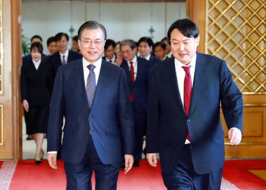 함께 환담장 향하는 문 대통령과 윤석열 당시 신임 검찰총장. 연합뉴스