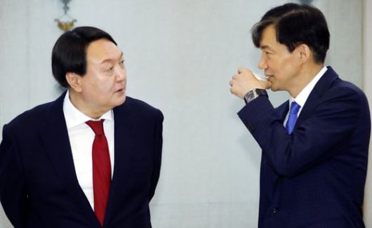 얘기 나누는 조국 당시 민정수석과 윤석열 신임 검찰총장.연합뉴스