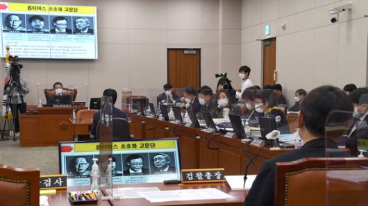 윤석열 검찰총장이 22일 국회에서 열린 법제사법위원회 대검찰청 국정감사에서 국민의힘 전주혜의원 질의에 답하고 있다. 오종택 기자