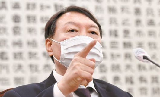 윤석열 검찰총장이 지난 22일 서울 여의도 국회에서 열린 법제사법위원회의 대검찰청에 대한 국정감사에 출석해 의원 질의에 답변하고 있다. 오종택 기자