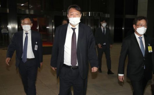 윤석열 검찰총장이 23일 국회 법제사법위원회 대검찰청 국정감사를 마친 뒤 국회를 나서고 있다. [연합뉴스]