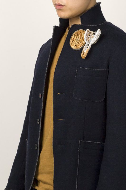 '100개의 브로치' 전시-이동춘/ 피고 지고 Flourish Wither 나무, 채색, 백동 wood, paint, nickel-silverㅤ12x11x3cm/ 2019