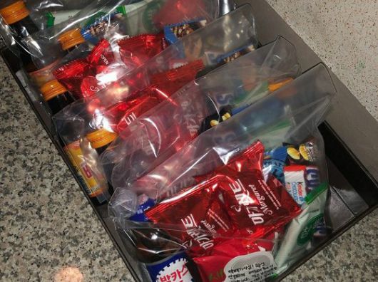 곽채은씨는 문 앞에 택배기사들을 위한 응원의 메시지와 함께 간식을 준비했다. 사진 곽채은씨 제공