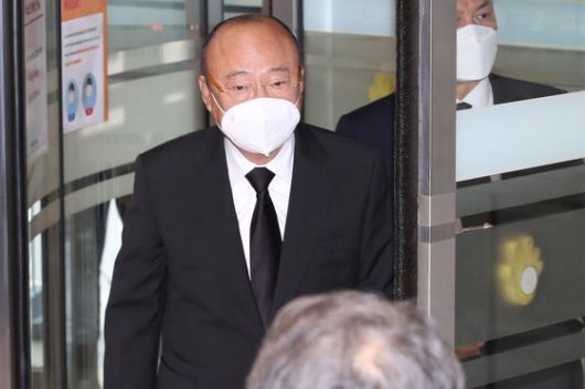 김승연 한화그룹 회장이 26일 오후 서울 강남구 서울삼성병원 장례식장에 마련된 고 이건희 삼성그룹 회장 빈소에 조문하기 위해 들어서고 있다. 중앙포토