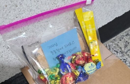 안진솔씨가 택배기사들을 위해 준비한 간식과 메시지. 사진 안진솔씨 제공