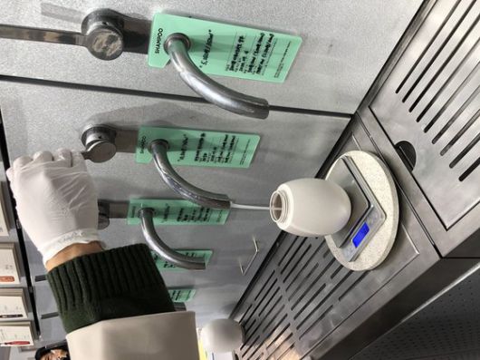 제품 선택 후 원하는 양만큼 담는 모습. 가격은 본품의 절반 정도라고 한다. 유지연 기자