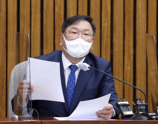 김태년 더불어민주당 원내대표는 6일 오전 당 최고위원회의에서 "윤석열 총장은 자신의 말과 행동으로 인해 사실상 정치의 영역으로 들어와 있음을 유념해야 한다"고 했다. 오종택 기자