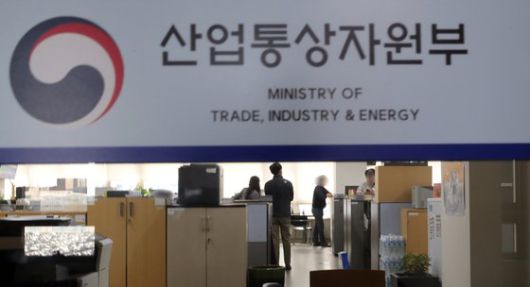 검찰이 월성1호기 경제성 조작과 관련해 산업통상자원부를 압수수색한 5일 정부세종청사 산업부 에너지자원실에서 직원들이 어수선한 분위기 속에서 근무를 하고 있다. 뉴스1