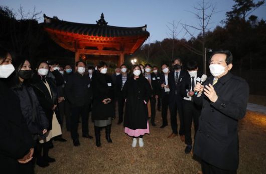 정세균 국무총리가 지난 10일 세종시 세종공관에서 열린 취임 300일 출입기자단 간담회에 앞서 공관 시설물 등을 설명하고 있다. 연합뉴스