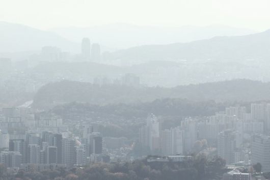 16일 오전 '나쁨' 수준의 초미세먼지 농도를 보인 서울 도심이 뿌옇게 보이고 있다. 초미세먼지 '나쁨'은 17일까지 이어지고, 18일은 다소 해소될 것으로 보인다. 연합뉴스