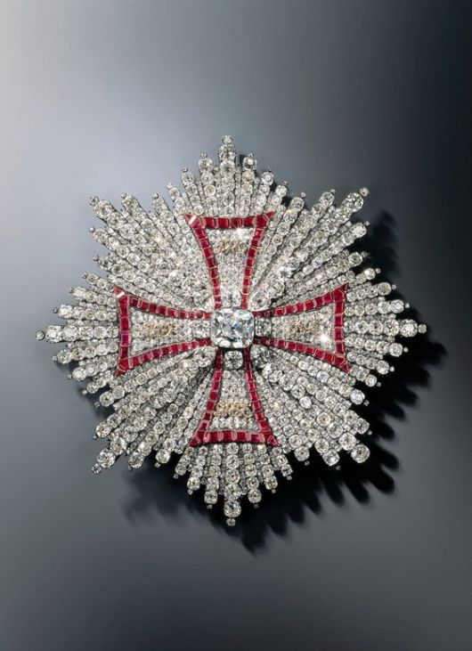 20캘럿의 다이아몬드와 루비로 장식된 공예품. 드레스덴 박물관에서 도나낭한 물건 중 하나다. AFP=연합뉴스