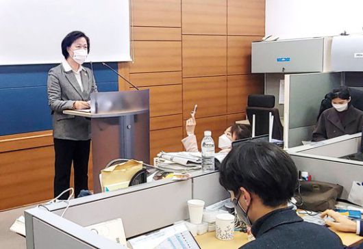 추미애 법무부 장관이 24일 오후 서울 서초동 서울고검 기자실에서 '윤석열 검찰총장에 대한 징계청구와 직무배제' 조치를 발표하고 있다. 김민상 기자