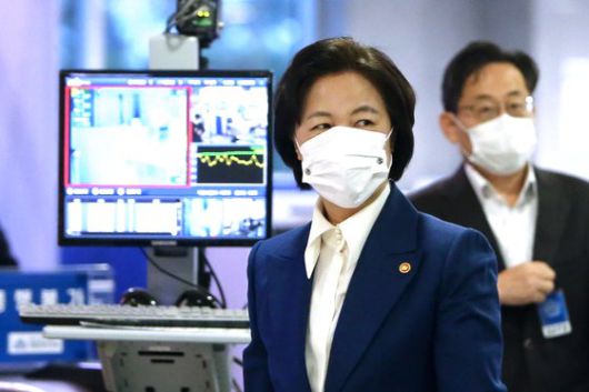 추미애 법무부 장관이 26일 국회에서 열린 친인권적 보안처분제도 및 의무이행소송 도입 당정협의에 참석하고 있다. 오종택 기자