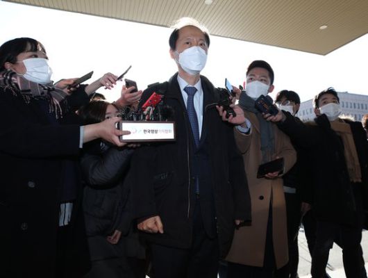 윤석열 검찰총장 징계 심의 하루 전날이자 법무부 감찰위원회 임시회의가 예정된 1일 오전 윤석열 검찰총장 측 법률 대리인인 이완규 변호사가 정부과천청사 법무부 건물로 들어서며 취재진 질문에 답하고 있다. 연합뉴스