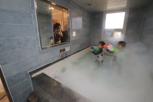 한국을 대표하는 온천 지역인 경남 창녕군 부곡면에는 가족탕을 갖춘 숙소가 많다. 부곡로얄호텔 가족탕에서 아이들이 물놀이를 하고 있다. 송봉근 기자