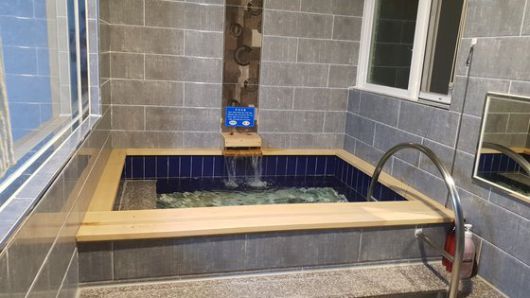 속초 척산온천휴양촌의 아담한 가족탕. [사진 척산온천휴양촌]